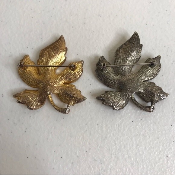 Vintage Pair Leaf Pins Brooches Golden Fall Bronze Autumn - Picture 5 of 8